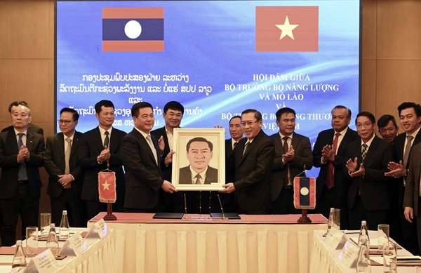Chùm ảnh: Hoạt động của Bộ trưởng Nguyễn Hồng Diên trong chuyến công tác tại Lào