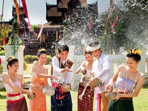 Người dân Lào té nước trong trang phục truyền thống
