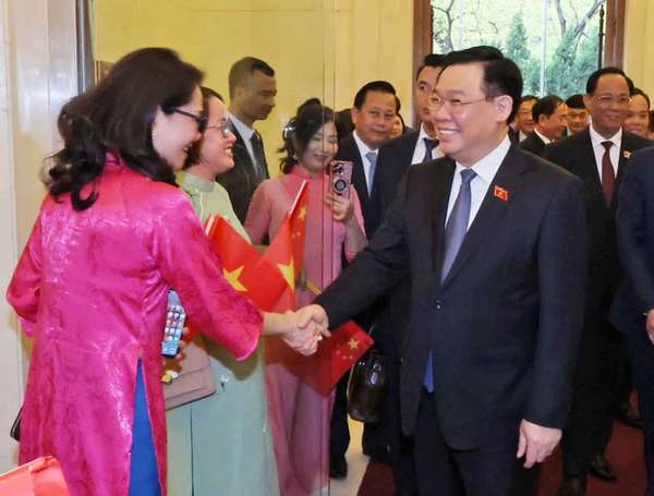 Chủ tịch Quốc hội Vương Đình Huệ với cán bộ, nhân viên Đại sứ quán và cộng đồng người Việt Nam tại Trung Quốc. Ảnh: Nhan Sáng/TTXVN