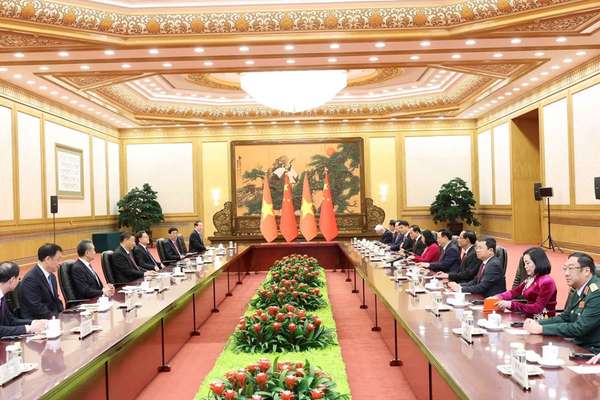 Chủ tịch Quốc hội Vương Đình Huệ đã hội kiến đồng chí Tập Cận Bình, Tổng Bí thư Ban Chấp hành Trung ương Đảng Cộng sản Trung Quốc