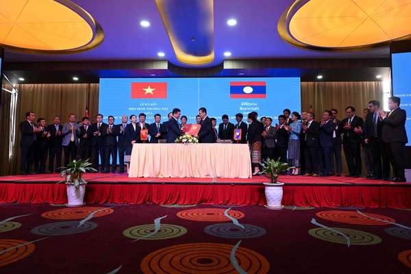 Chính thức ký kết mới Hiệp định Thương mại Việt Nam - Lào