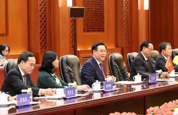 Chủ tịch Quốc hội Vương Đình Huệ cùng các đại biểu Việt Nam tại cuộc hội đàm