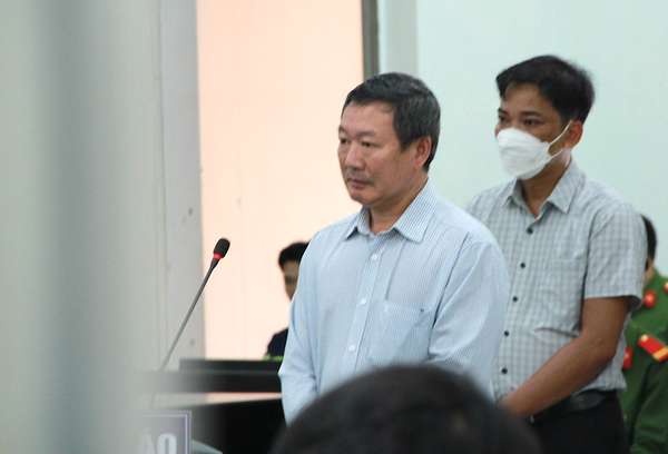 Cựu Giám đốc CDC Khánh Hòa Huỳnh Văn Dõng (phía trước) tại phiên toà sáng nay.