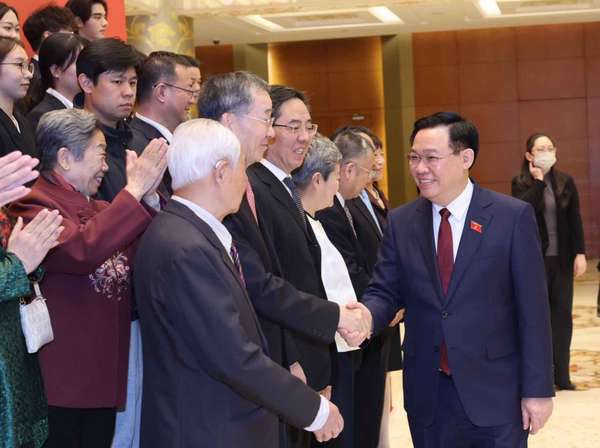 Chủ tịch Quốc hội Vương Đình Huệ với các đại biểu dự chương trình Gặp gỡ hữu nghị Nhân dân Việt Nam – Trung Quốc. Ảnh: Nhan Sáng/TTXVN