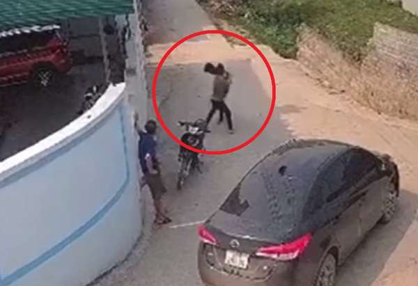 VIDEO: Va chạm với ô tô, nam thanh niên bị đấm đá túi bụi