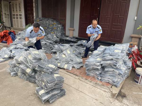 Vĩnh Phúc: Tạm giữ gần 3.000 sản phẩm quần áo nhập lậu