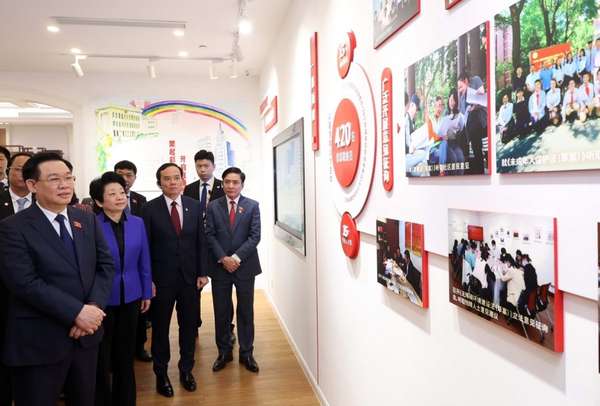 Chủ tịch Quốc hội Vương Đình Huệ thăm Trung tâm lập pháp Hồng Kiều. Ảnh: Nhan Sáng - TTXVN