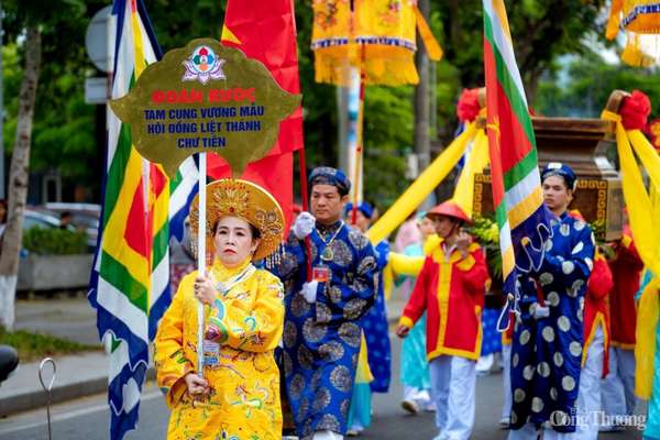 Thừa Thiên Huế: Hàng ngàn người rước Thánh mẫu tại lễ hội Điện Huệ Nam