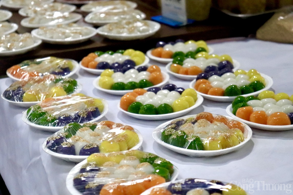 Hà Nội: Bánh trôi bánh chay đắt khách, người bán thu bạc triệu ngày Tết Hàn thực