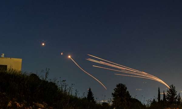 Iran đã phóng hơn 300 tên lửa và máy bay không người lái vào lãnh thổ Israel