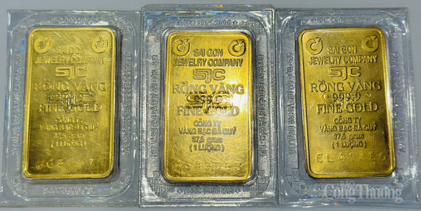 Người dân xếp hàng mua vàng, SJC “cháy hàng”, vàng nhẫn chỉ được bán ra nhỏ giọt