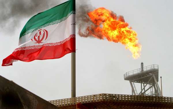 Khai thác dầu thô tại Iran. Nguồn ảnh: Raheb Homavandi, Reuters.