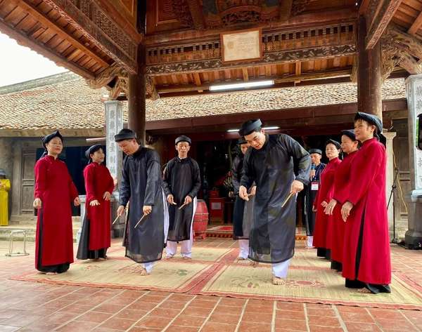Lễ hội Đền Hùng 2024: Du khách nước ngoài hòa mình vào làn điệu Hát Xoan làng cổ