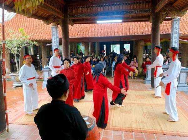 Lễ hội Đền Hùng 2024: Du khách nước ngoài hòa mình vào làn điệu Hát Xoan làng cổ