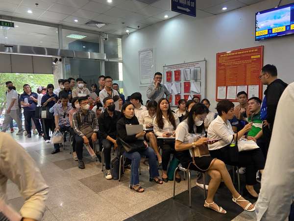Hà Nội: Người dân xếp hàng từ 4h sáng làm thủ tục đăng ký đất đai