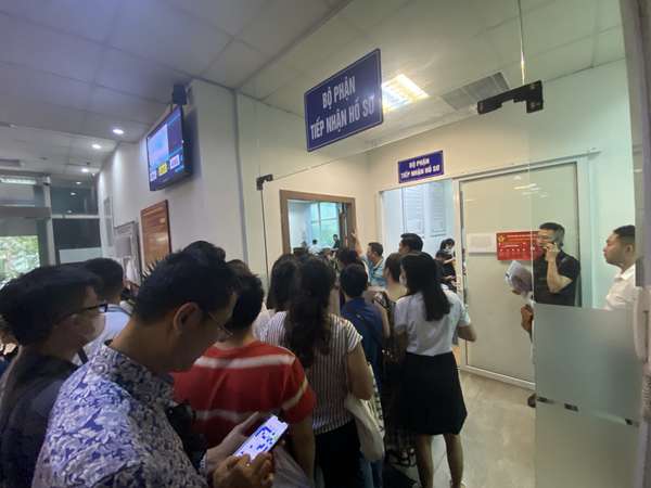 Hà Nội: Người dân xếp hàng từ 4h sáng làm thủ tục đăng ký đất đai