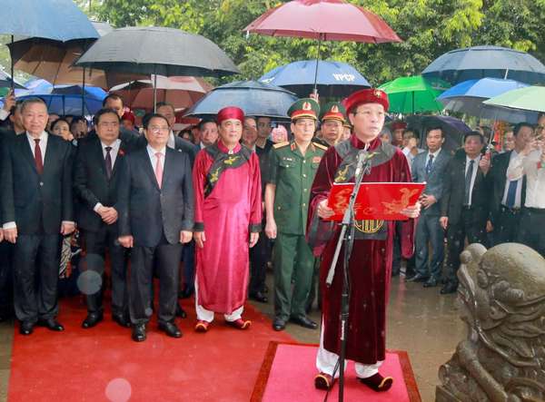 Thủ tướng Chính phủ Phạm Minh Chính dâng hương tưởng niệm các Vua Hùng