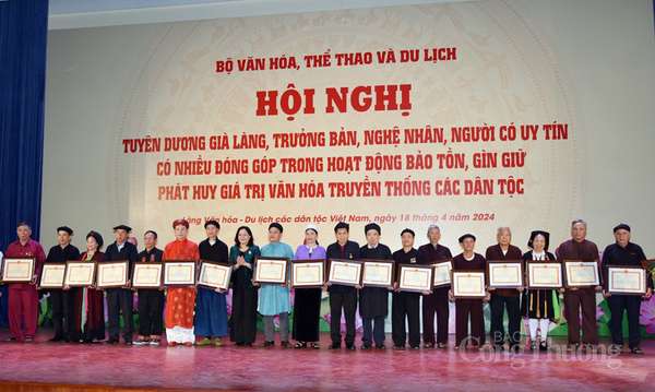 Vinh danh 128 già làng trưởng bản, nghệ nhân, người uy tín trong “Ngày Văn hóa các dân tộc Việt Nam”