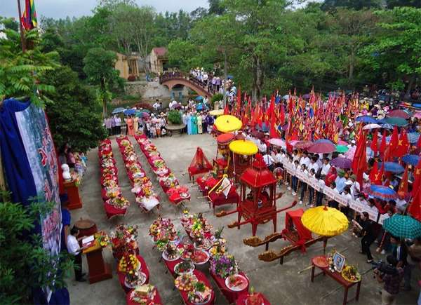 Lễ tế cúng vật trong ngày Lễ hội đền Suối Mỡ tại Bắc Giang. Ảnh lehoi.info