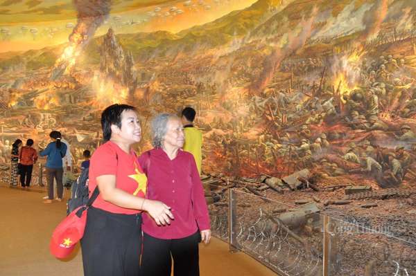 Hàng nghìn du khách ngỡ ngàng trước sự hoành tráng của bức tranh panorama về Chiến dịch Điện Biên Phủ