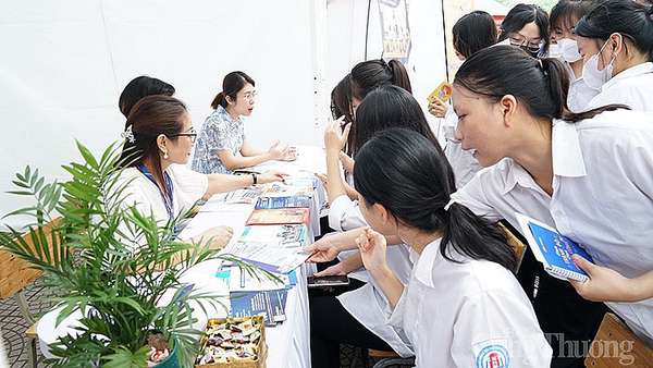 học sinh trường THPT Đồng Quan, huyện Phú Xuyên, Hà Nội, tham quan gian tư vấn hướng nghiệp của các trường cao đẳng, đại học tại chương trình đối thoại: