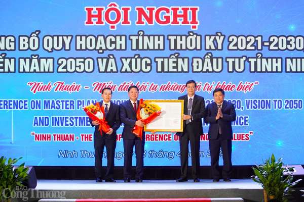 Bộ trưởng Bộ Kế hoạch và Đầu tư Nguyễn Chí Dũng thay mặt Thủ tướng trao Quyết định phê duyệt Quy hoạch tỉnh Ninh Thuận. Ảnh: Đức Thảo