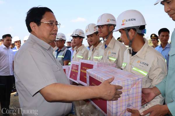 Thủ tướng Phạm Minh Chính kiểm tra hiện trường một số dự án cao tốc trọng điểm