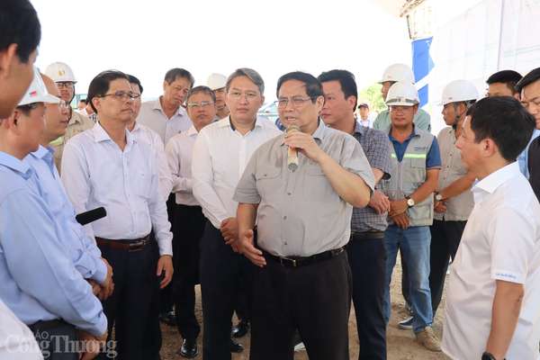 Thủ tướng Phạm Minh Chính kiểm tra hiện trường một số dự án cao tốc trọng điểm