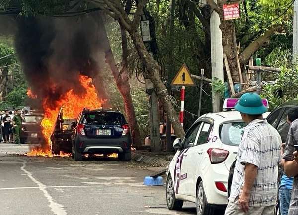 Hà Nội: Xe BMW đang đỗ bên đường bỗng bốc cháy dữ dội