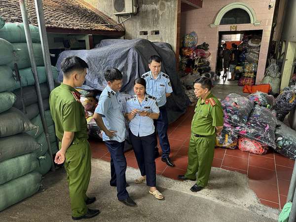 Bắc Giang: Tạm giữ gần 19.000 sản phẩm quần áo nghi nhập lậu