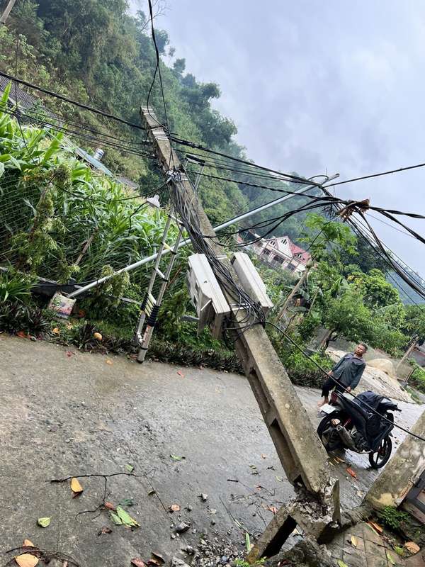 Lào Cai: Huy động lực lượng khắc phục thiệt hại lưới điện do giông lốc
