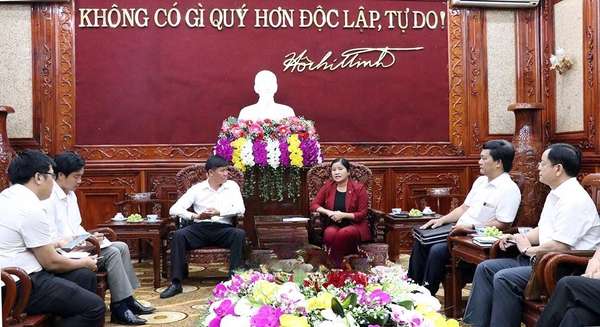 ông Nguyễn Công Minh, Chủ tịch HĐQT Công ty Cây xanh Công Minh làm việc với bà Trần Tuệ Hiền, chủ tịch tỉnh Bình Phước vào năm 2020