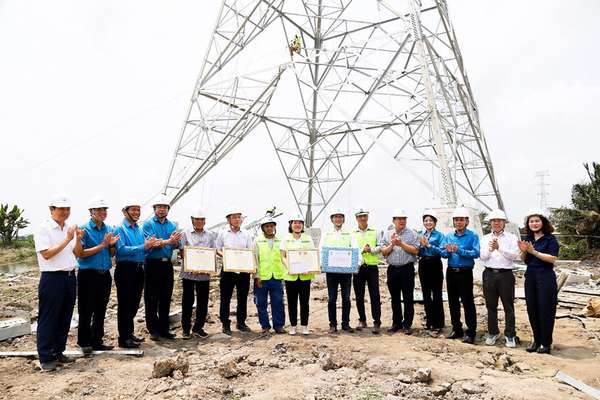 Lãnh đạo EVN, Công đoàn Điện lực Việt Nam trao khen thưởng cho các đơn vị hoàn thành gói thầu đầu tiên hoàn thành vị trí móng, tháng 4/2024