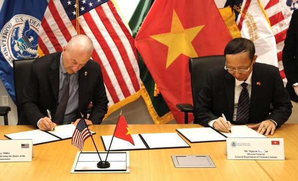Tổng cục trưởng Tổng cục Hải quan Việt Nam và Quyền Cao ủy Hải quan Hoa Kỳ đã ký “Tuyên bố Ý định tìm kiếm cơ hội hợp tác trong lĩnh vực quản lý rủi ro đối với hàng hóa bao gồm việc thiết lập Chương trình trao đổi dữ liệu hàng hóa điện tử với nước ngoài (FECDEP) tại Việt Nam”