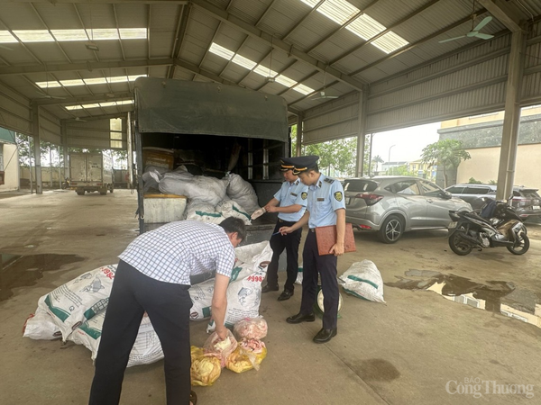 Thanh Hóa: Phát hiện xe tải chở gần 2 tấn bì lợn bốc mùi hôi thối