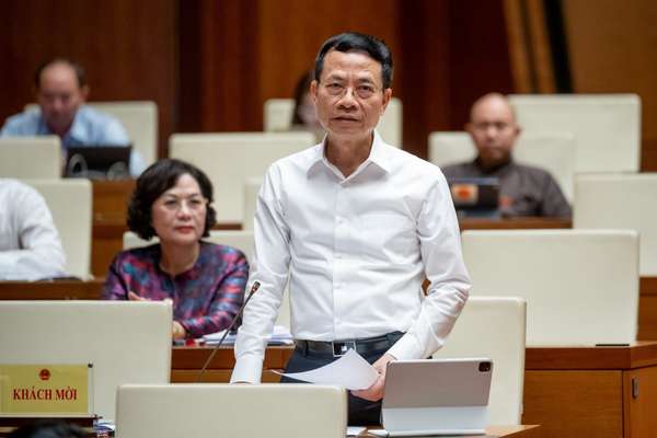 Bộ trưởng Bộ Thông tin và Truyền thông Nguyễn Mạnh Hùng phát biểu giải trình, làm rõ một số nội dung đại biểu Quốc hội nêu