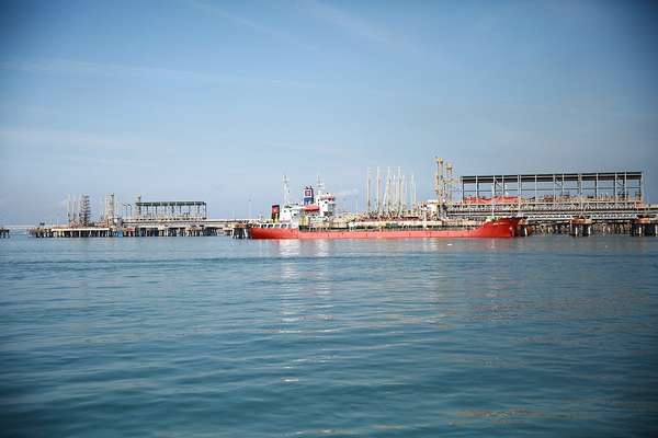 Tàu hàng nhập xăng dầu tại cảng của NMLD Dung Quất.