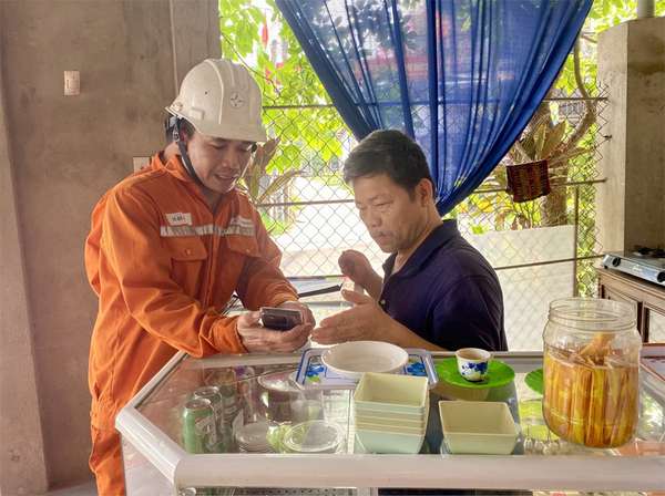 Tăng cường tuyên truyền tiết kiệm điện đến các hộ gia đình. Ảnh PC Thừa Thiên Huế
