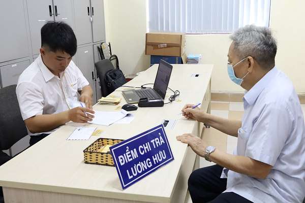 Bảo hiểm Xã hội Việt Nam vẫn thực hiện chi trả lương hưu bằng tiền mặt cho người có nhu cầu