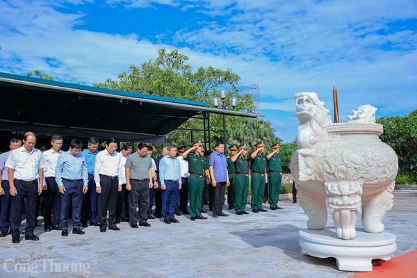 Trước tượng đài liệt sỹ, đồng chí Thủ tướng Chính phủ Phạm Minh Chính cùng đoàn đại biểu đã kính cẩn dâng hương, đặt vòng hoa và dành phút mặc niệm tưởng nhớ, bày tỏ lòng biết ơn vô hạn, sự tri ân sâu sắc đối với các Anh hùng liệt sỹ đã anh dũng hy sinh vì sự nghiệp giải phóng dân tộc, thống nhất đất nước.  