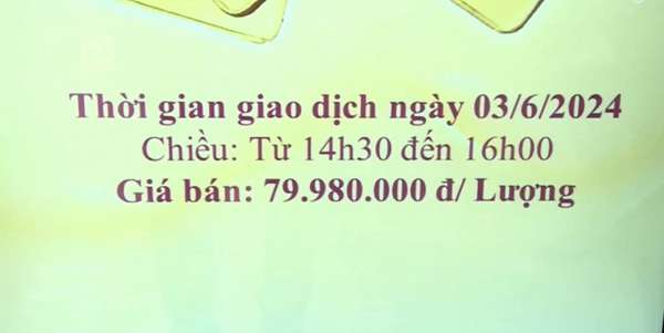 Ngân hàng mở cửa bán vàng, người dân xếp hàng chờ mua vàng đầu tư