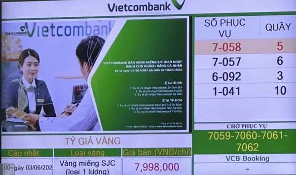 Ngân hàng mở cửa bán vàng, người dân xếp hàng chờ mua vàng đầu tư