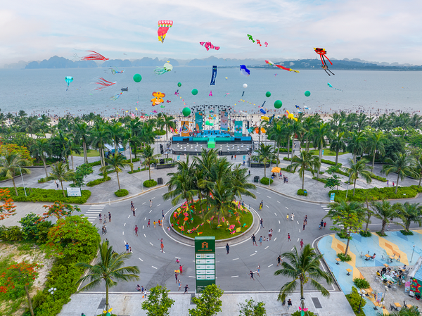 Một trong những điểm đến sôi động nhất Hạ Long trong dịp này phải là Khu đô thị vịnh biển Halong Marina (phường Hùng Thắng, TP Hạ Long, Quảng Ninh) với gần 12.000 lượt du khách tham gia lễ hội mùa hè Hi!Summer diễn ra từ 31/5 – 2/6.