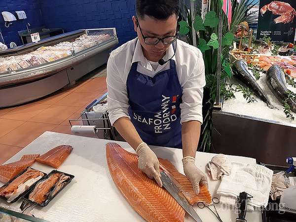 sản phẩm cá hồi Na Uy đang được bán với giá khuyến mại cho người tiêu dùng
