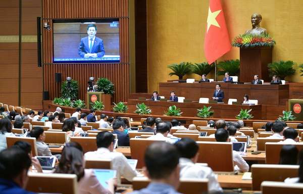 Bộ trưởng Bộ Công Thương Nguyễn Hồng Diên trả lời chất vấn