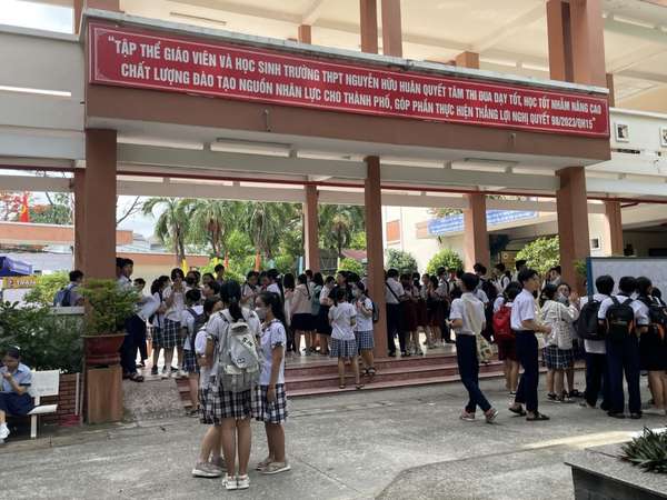 TP. Hồ Chí Minh: Gần 100.000 học sinh làm thủ tục thi vào lớp 10
