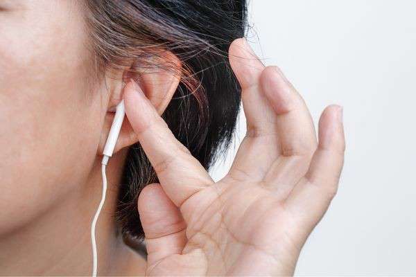 Sử dụng tai nghe thường xuyên dễ gây suy giảm thính lực. Ảnh minh họa