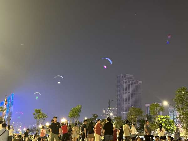 Mãn nhãn màn trình diễn ánh sáng của hơn 1.100 drone trên bầu trời TP. Hồ Chí Minh