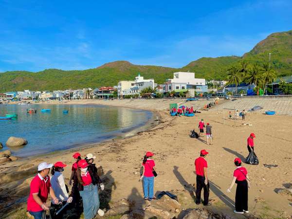 Gần 1.000 CBNV SeABank ra quân làm sạch bờ biển tại 11 tỉnh thành, hướng tới phát triển bền vững
