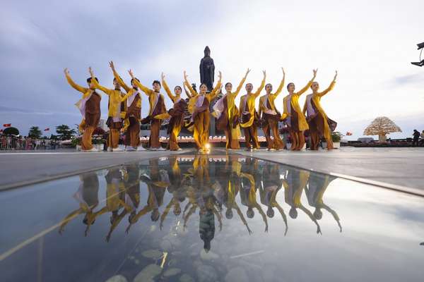 Lễ dâng đăng lớn nhất Việt Nam được tổ chức mừng Lễ vía Bà Linh Sơn Thánh Mẫu, Tây Ninh